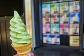 Ice cream vending machine